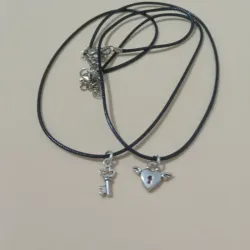 Juego de collar con llave y candado