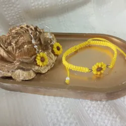 Juego de pulso y aretes amarillo