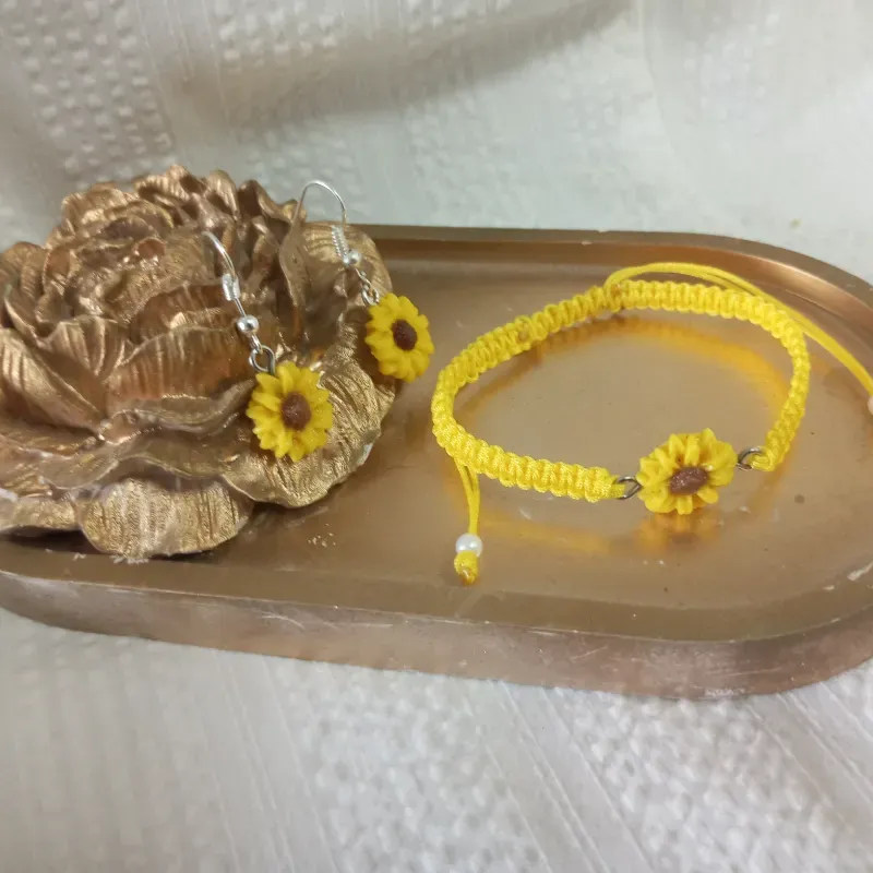 Juego de pulso y aretes amarillo