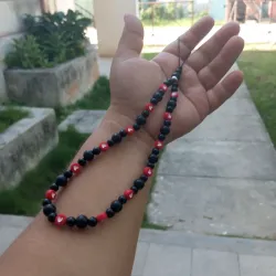 Colgante negro y corazones rojos 