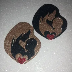 Mujer con niño y corazón 