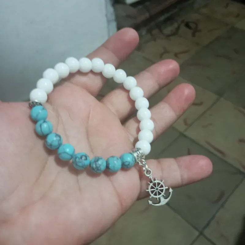 Onix blanco, Howlita azul y dije de ancla y timon