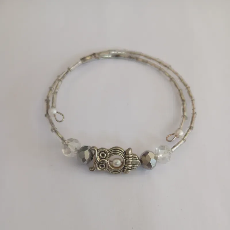 Pulsera con búho y perlas trasparentes