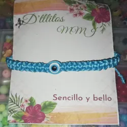 Pulsera tejida con ojo azul claro