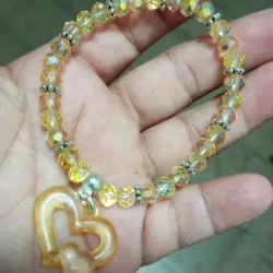 Pulso amarillo y corazón plastico