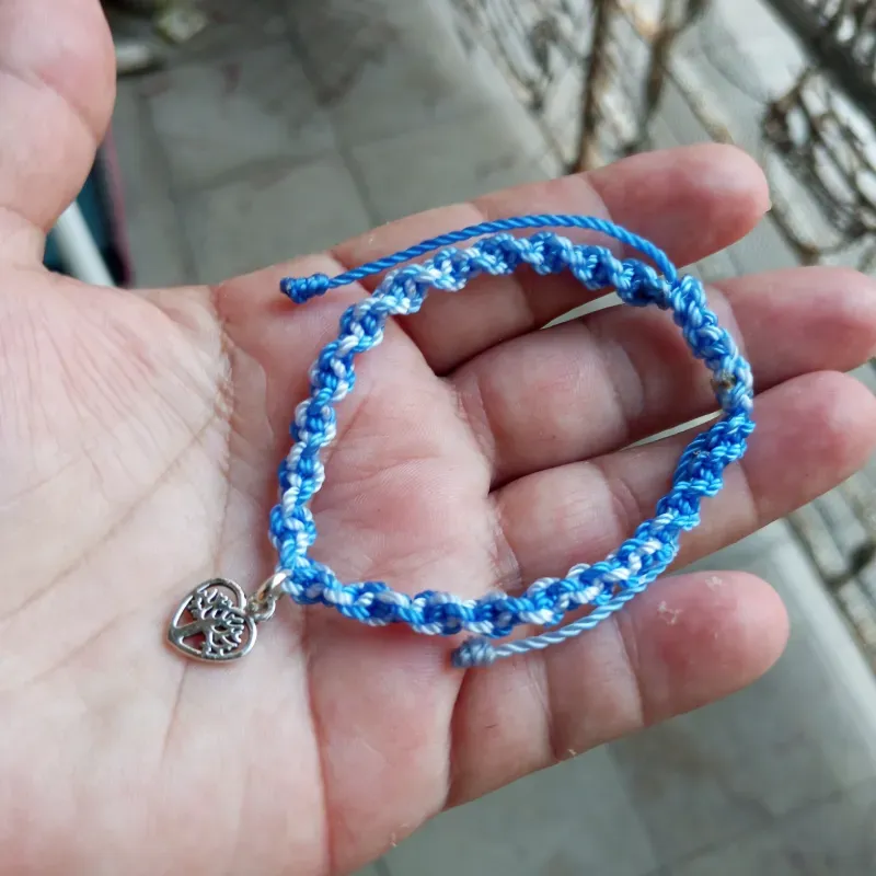 Pulso azul con dije de árbol de la vida 