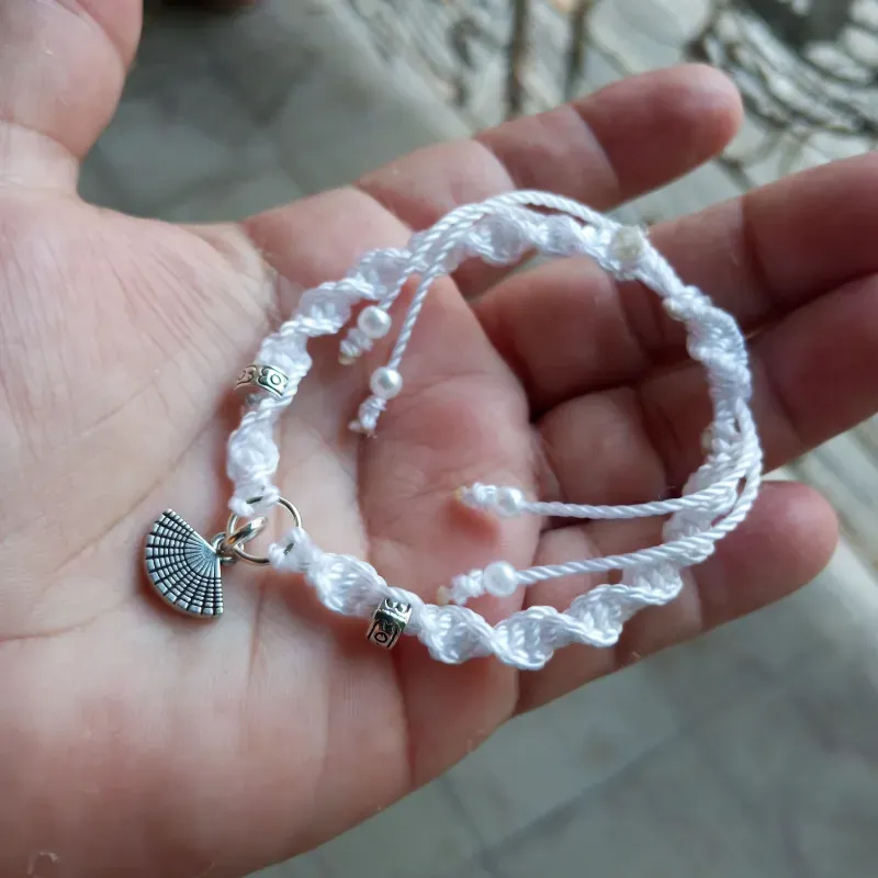 Pulso blanco hilo espiga con dije de abanico y rondel