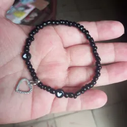 Pulso con dije de corazón y mostacillas 