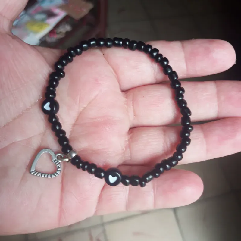 Pulso con dije de corazón y mostacillas 