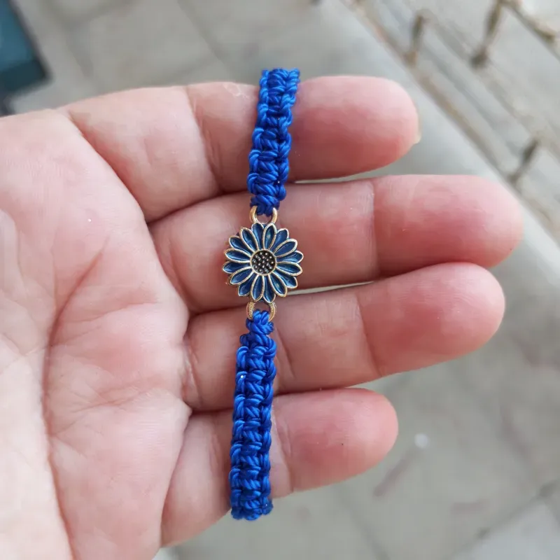 Pulso con flor azul y dorada hilo espiga