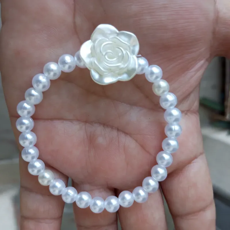 Pulso con flor y perlas 