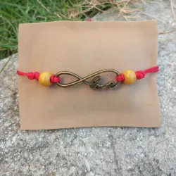 Pulso con separador de love y perlas de madera