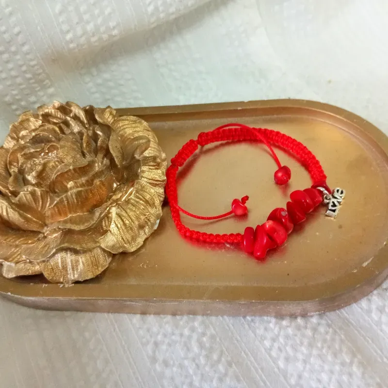 Pulso de hilo rojo con perlas chic coral y dije love