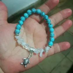 Pulso de Howlita azul, perla chip lunar y dije de tortuga