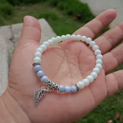 Pulso de Onix Blanco con dije de hoja 