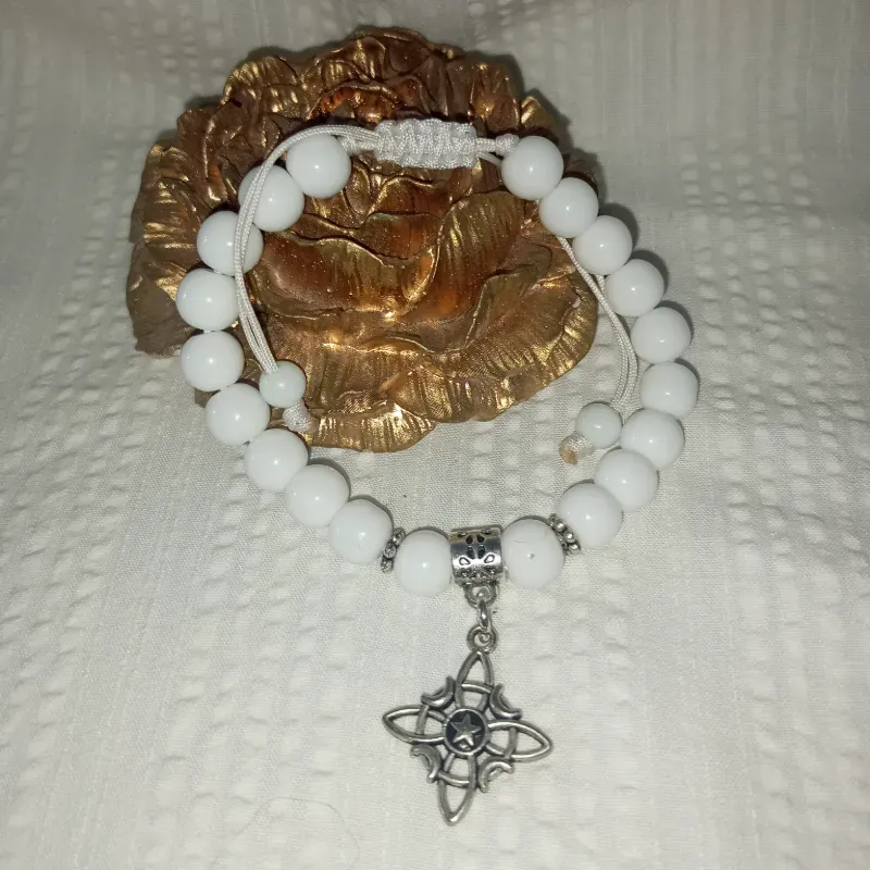 Pulso de Onix blanco y dije de nudo de brujas 
