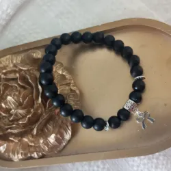 Pulso de Onix negro sin brillo y dije de lazo