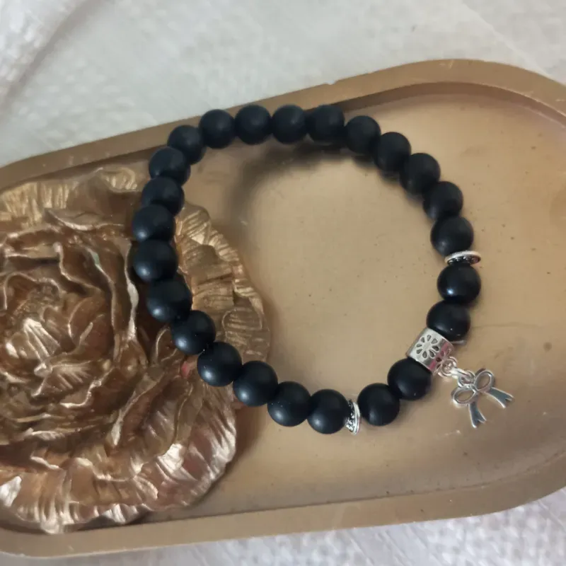 Pulso de Onix negro sin brillo y dije de lazo