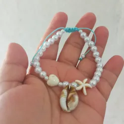 Pulso de perlas y figuras marinas 