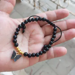 Pulso negro con dije mariposa negra