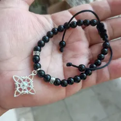 Pulso negro con nudo de bruja 