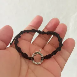 Pulso negro de hilo con dragón 