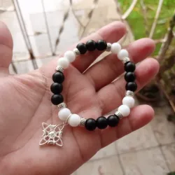 Pulso onix blanco y negro y dije de nudo de brujita