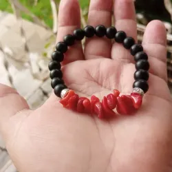 Pulso onix negro 8mm y perla chic de coral rojo