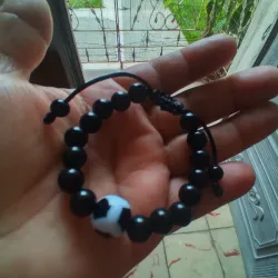 Pulso para niño pelota blanca y negra