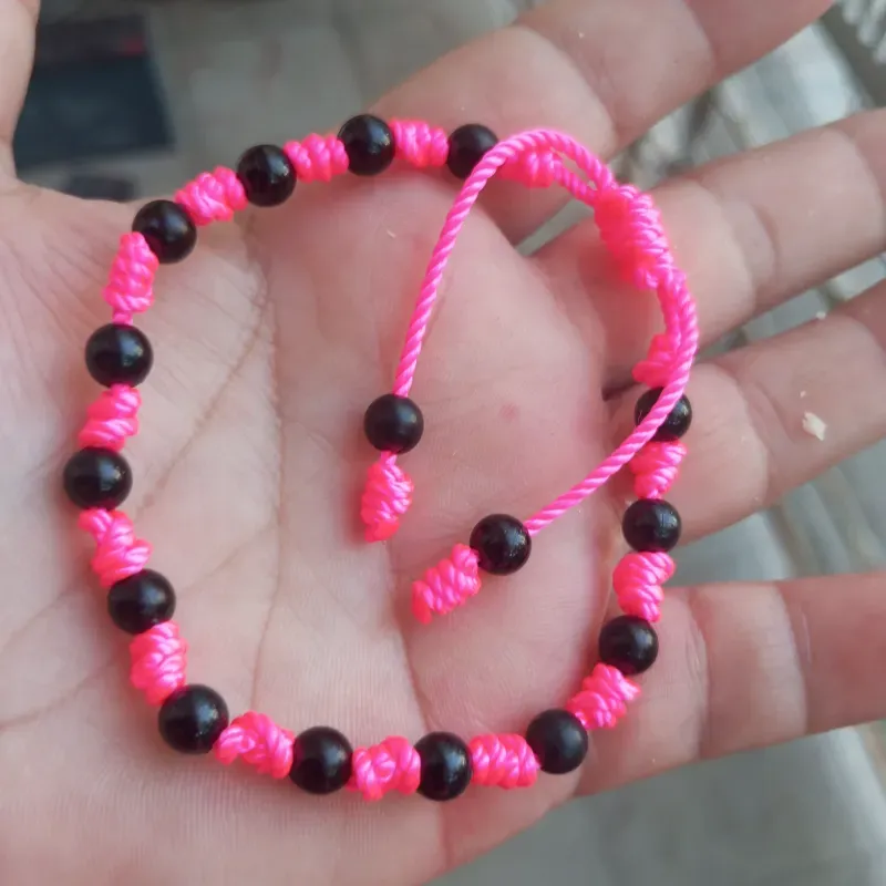Pulso rosado con perlas negras