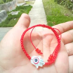 Pulso tejido con mano de Fátima y ojo turco rojo 