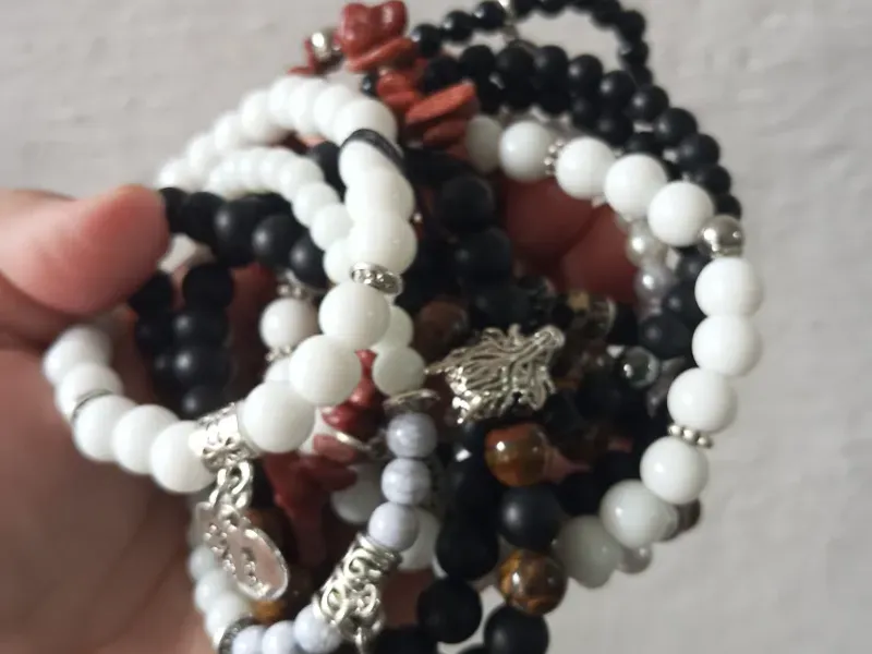 Pulsos con perlas semipreciosas 