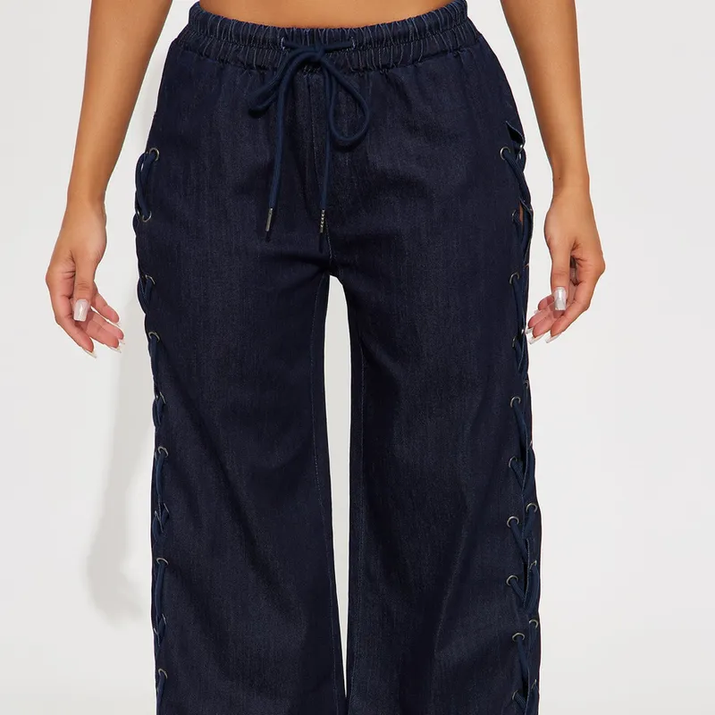 Pantalón con cordones a los lados
