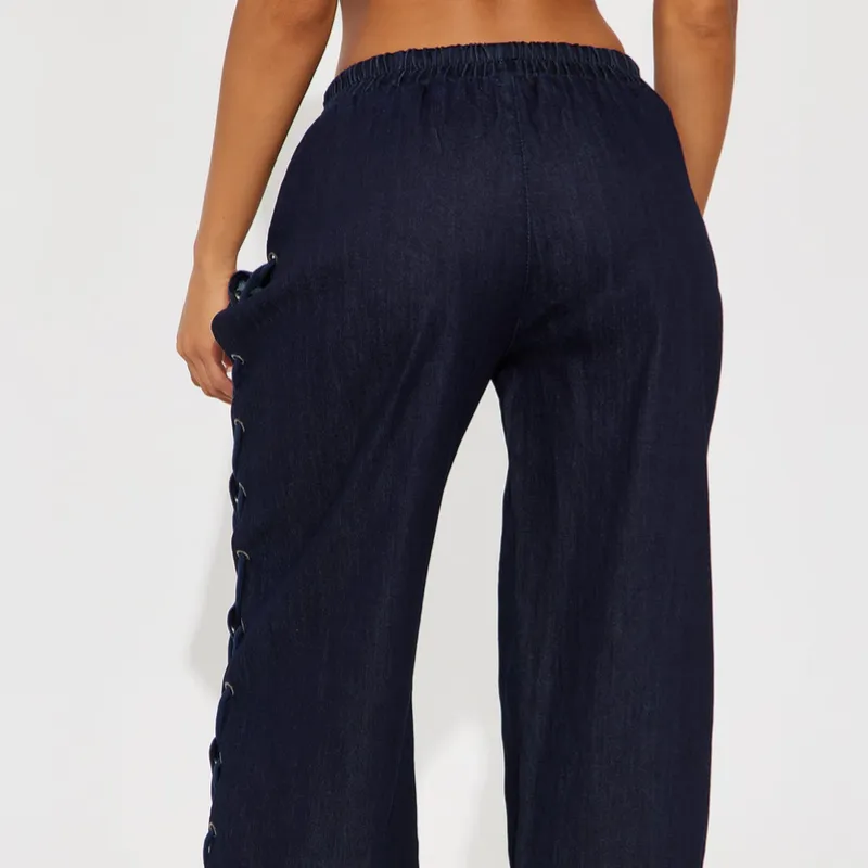Pantalón con cordones a los lados