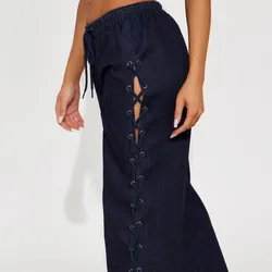 Pantalón con cordones a los lados