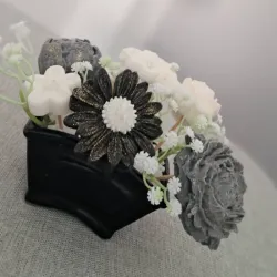 Arreglo floral b/n en base de cerámica