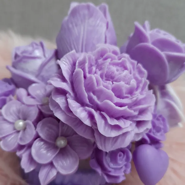 Creamos momentos que se quedan en el corazón.
En D'velarte Bazar creemos que un regalo es mucho más que un objeto; es un mensaje de cariño. Nos especializamos en velas aromaticas y decorativas hechas con cera de soja 100% natural y productos de calidad diseñados artesanalmente para sorprender a quienes más quieres...cuidando cada elemento para que tu sorpresa sea inolvidable.
Porque los mejores recuerdos comienzan con un detalle.