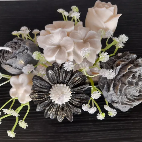 Creamos momentos que se quedan en el corazón.
En D'velarte Bazar creemos que un regalo es mucho más que un objeto; es un mensaje de cariño. Nos especializamos  en velas aromaticas y decorativas hechas con cera de soja 100% natural y productos de calidad  diseñados artesanalmente para sorprender a quienes más quieres...cuidando cada elemento para que tu sorpresa sea inolvidable.
Porque los mejores recuerdos comienzan con un detalle.