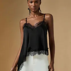 Blusa negra de satin  con encaje asimétrica