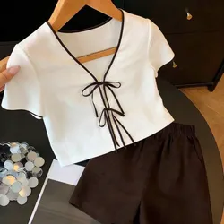 Conjunto de short marrón y blanco