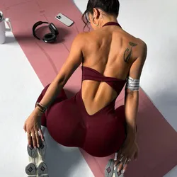 Mono deportivo rojo vino