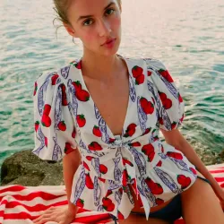 Blusa de cerezas escote en V