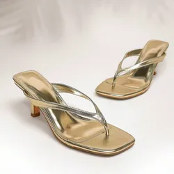 Tacones dorados