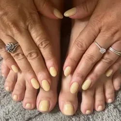 Pedicura esmaltado natural/gel