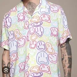 Camisa blanca con caras