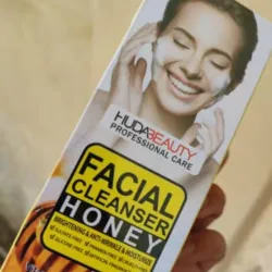 Limpiador Facial Aclarante y antiarrugas de miel | HudaBeauty