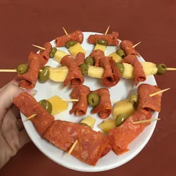 entremés de chorizo y queso gouda