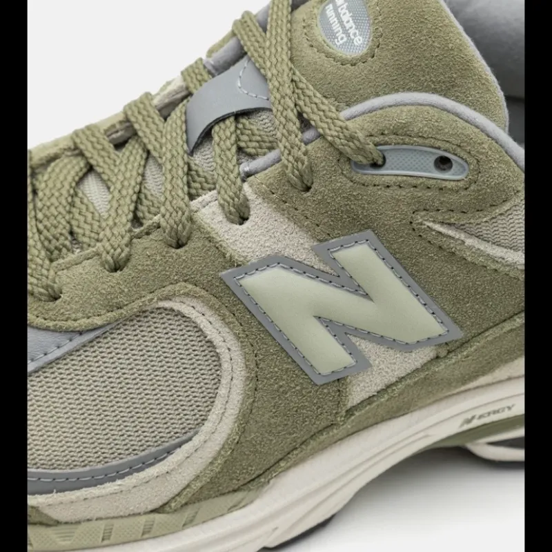 New balance 2002R