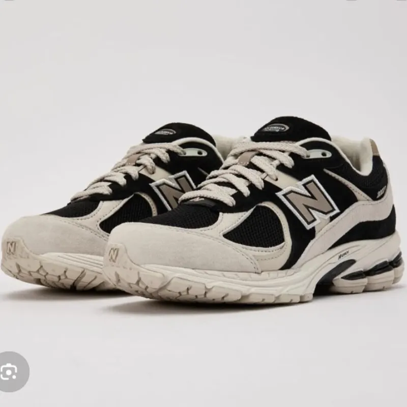 New balance 2002R
