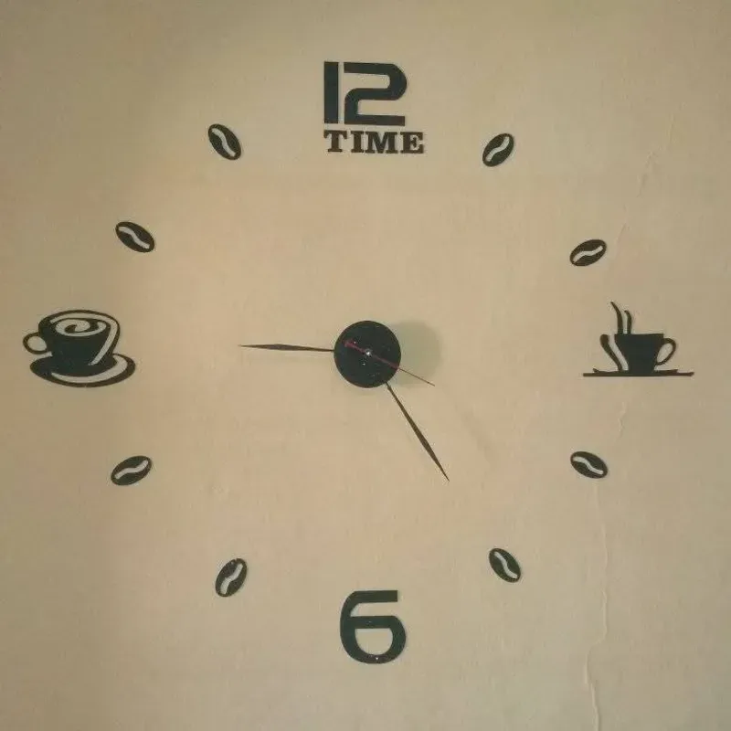 Reloj de pared. Taza de cocina 